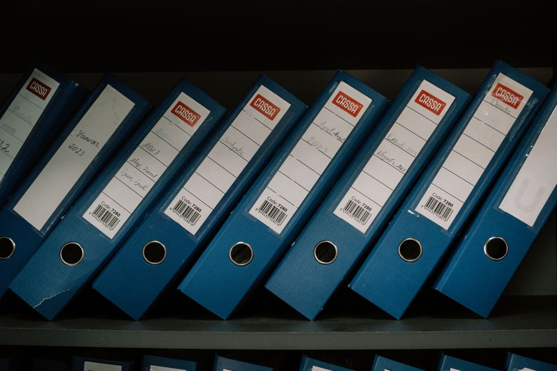 Classeurs d'archives alignés sur une étagère, illustrant l'allongement de la durée de conservation des documents comptables.