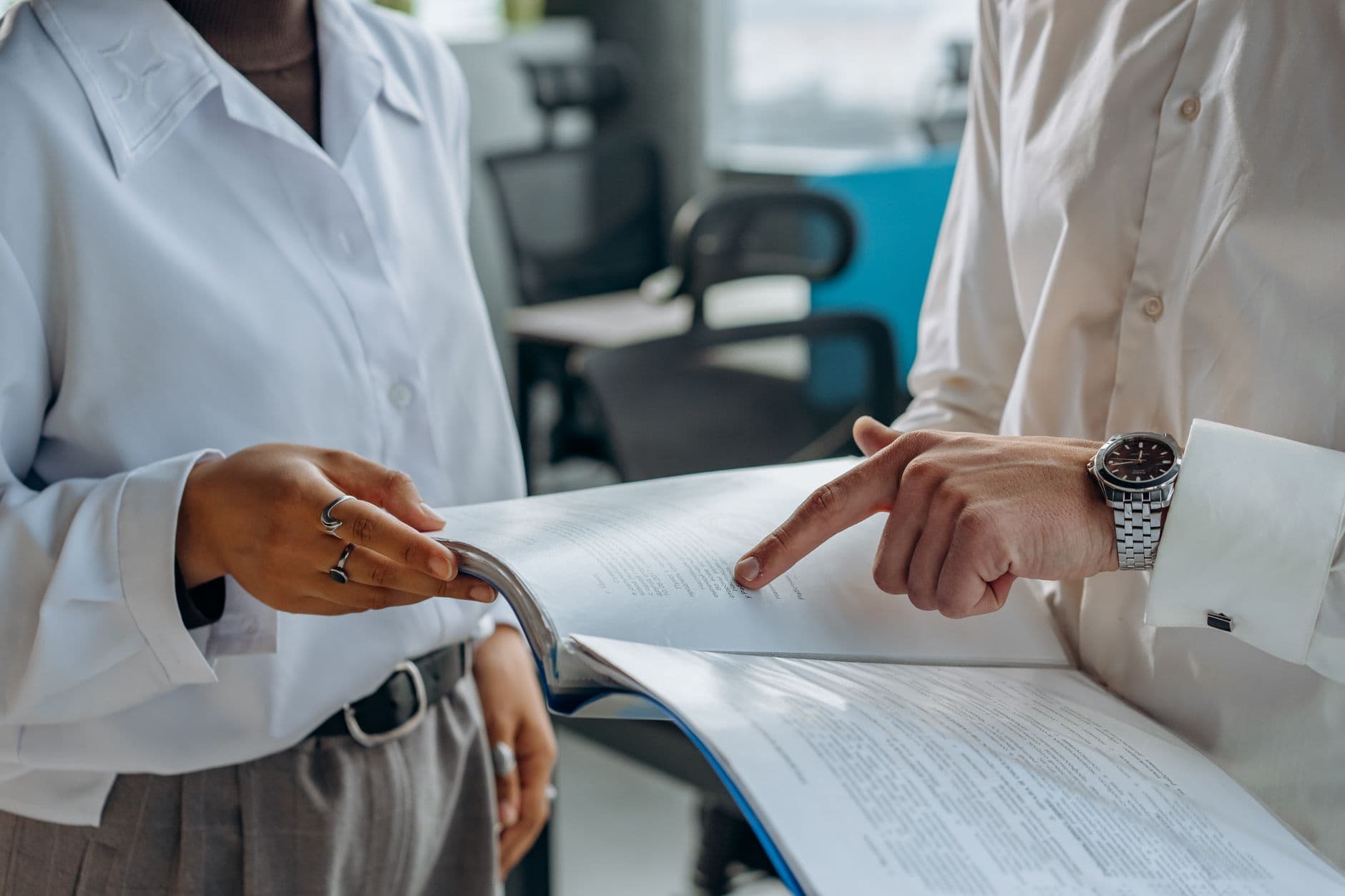 Réunion entre professionnels autour de documents pour réponse à une proposition de rectification.