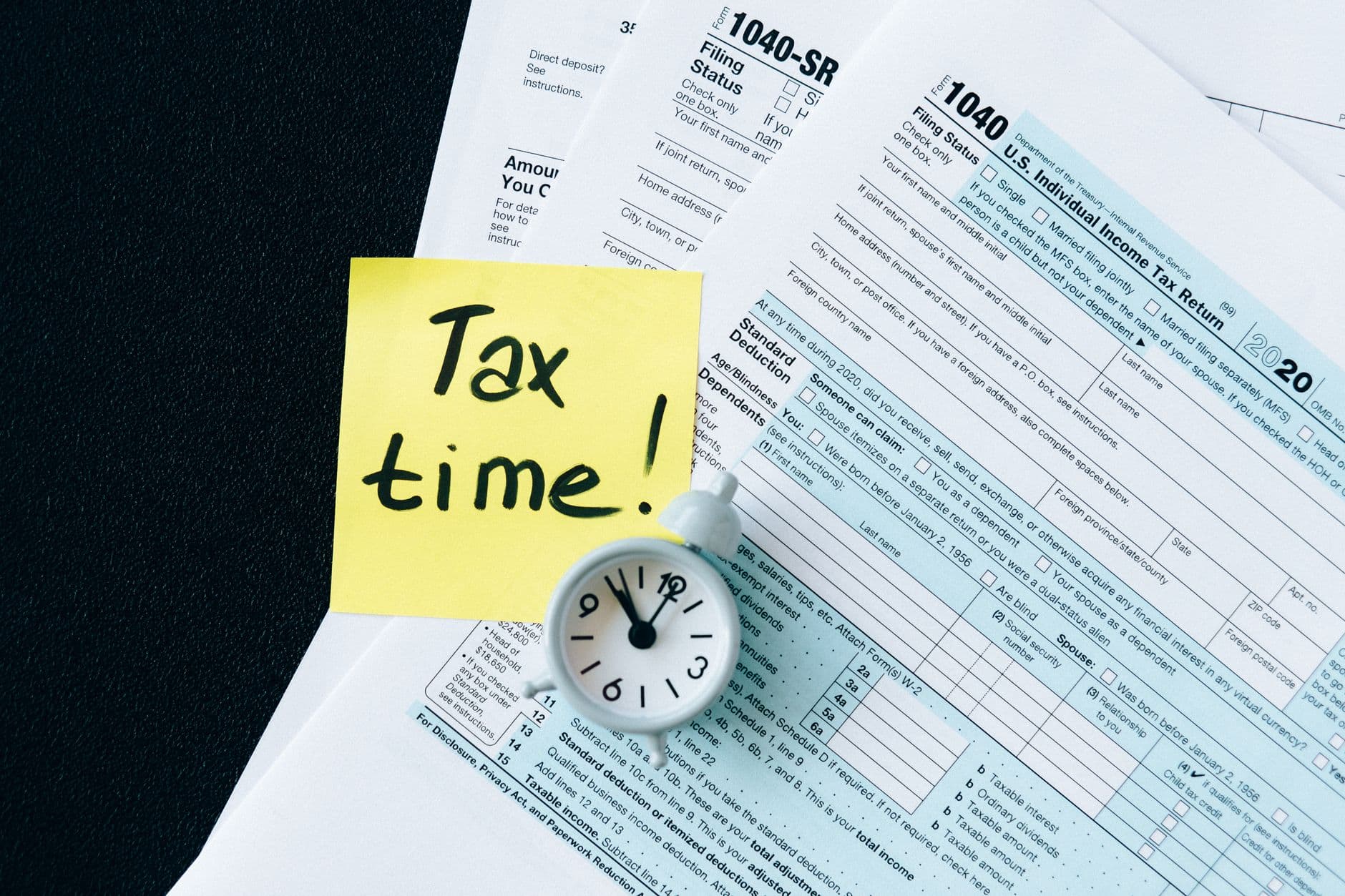 La proposition de rectification est illustrée par des formulaires fiscaux et une horloge.