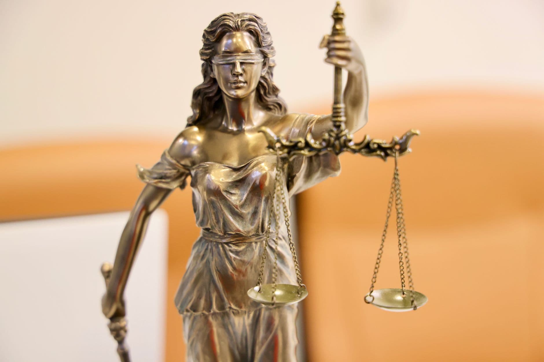 Statuette de la Justice tenant sa balance, posée dans un cabinet d'avocats.