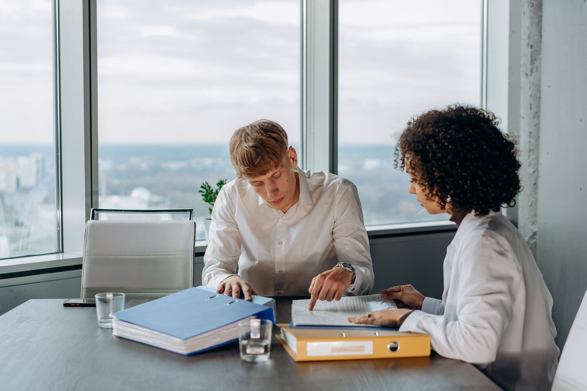 Des agents administratifs examinent des documents comptables.